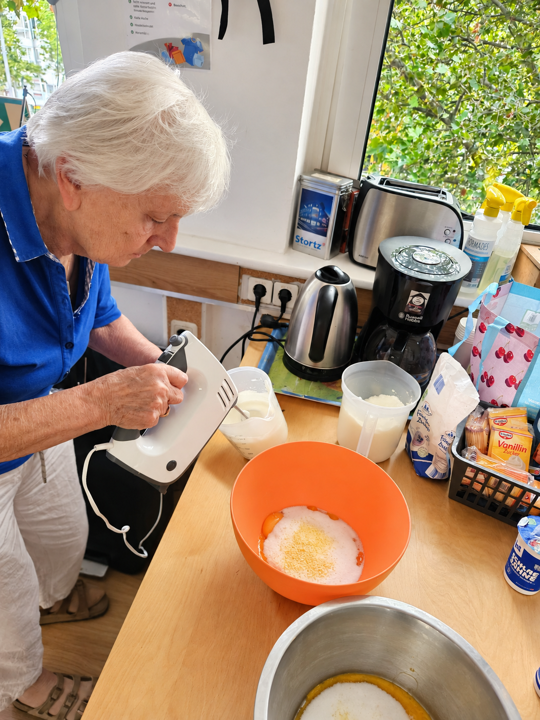 Gemeinsames Backen in der Wohngemeinschaft